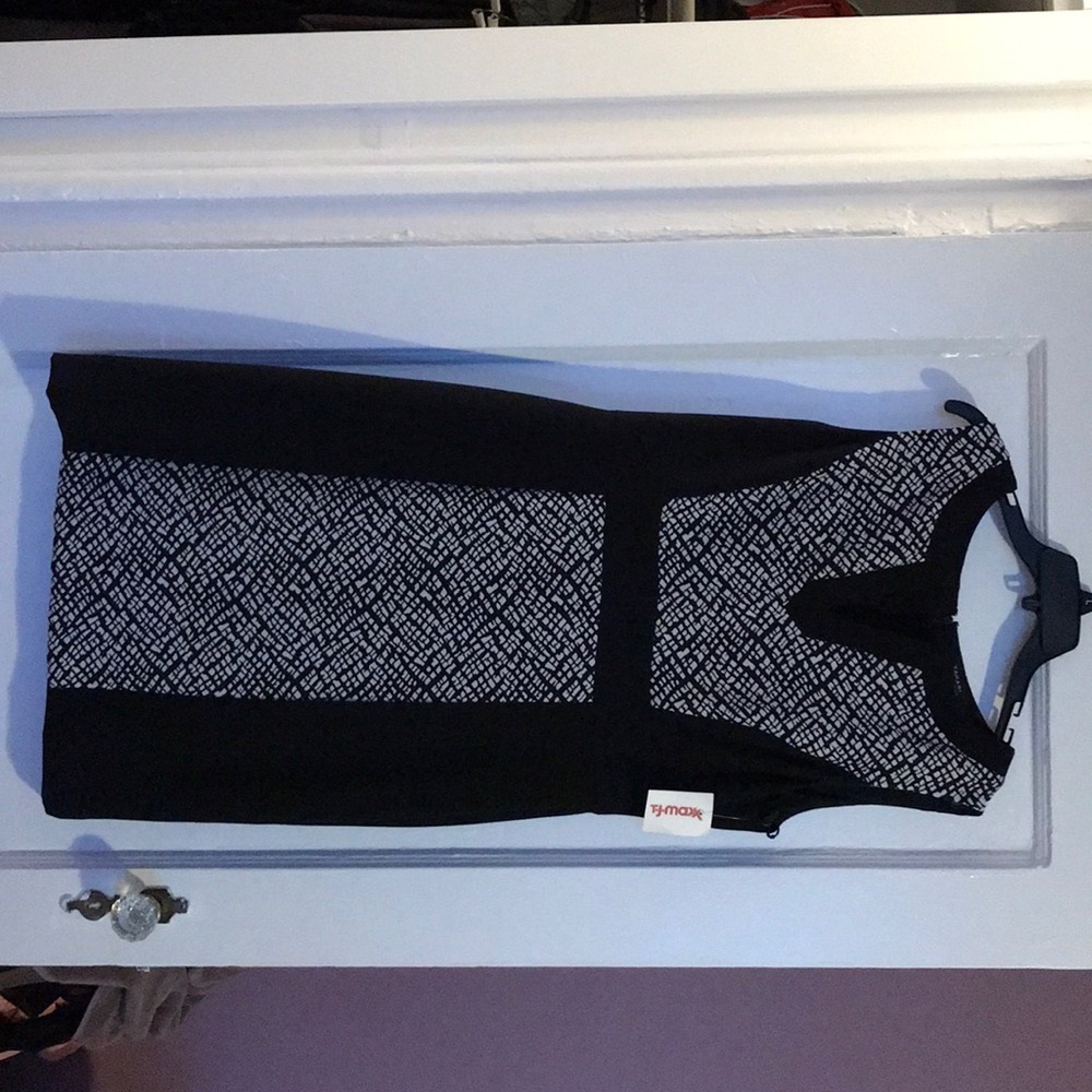 Tahari black and white sleeveless dress. Womens. Size 12.